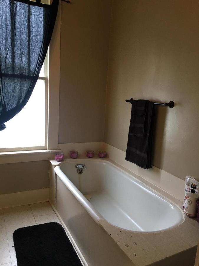Cajun Hostel Downtown Lafayette Bagian luar foto