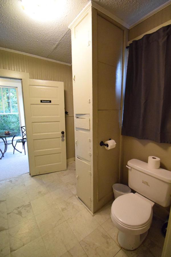 Cajun Hostel Downtown Lafayette Bagian luar foto