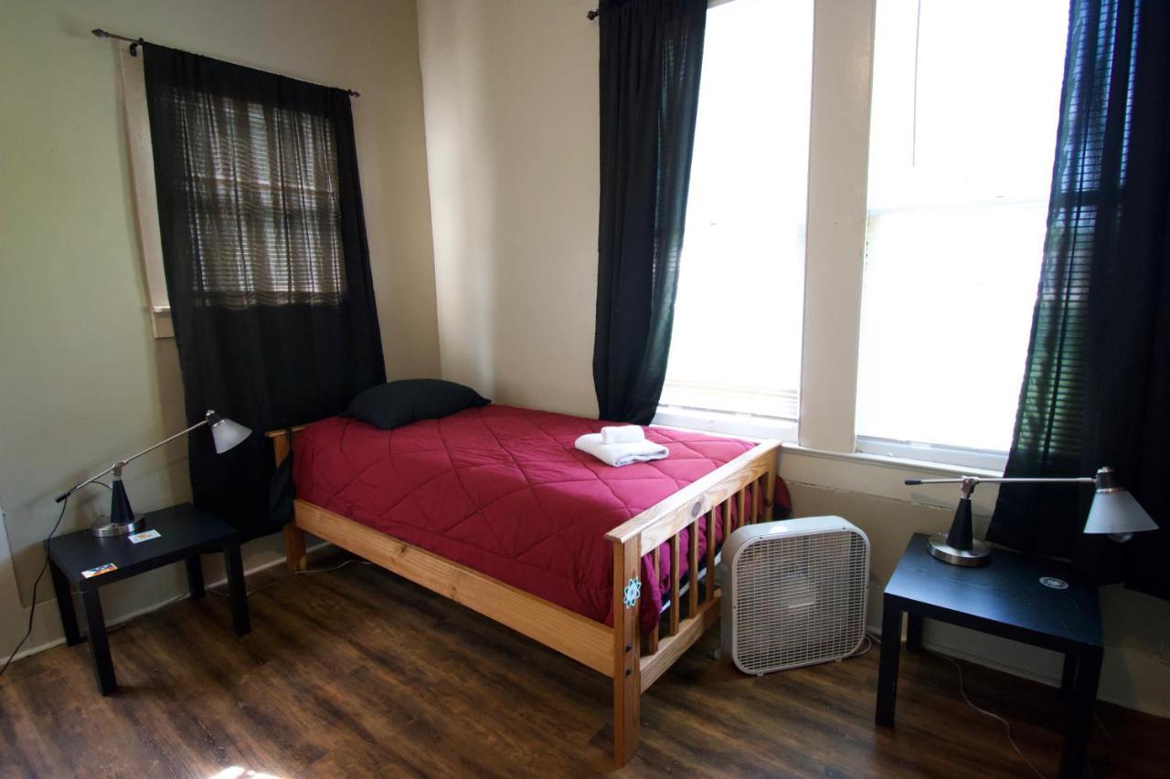 Cajun Hostel Downtown Lafayette Bagian luar foto